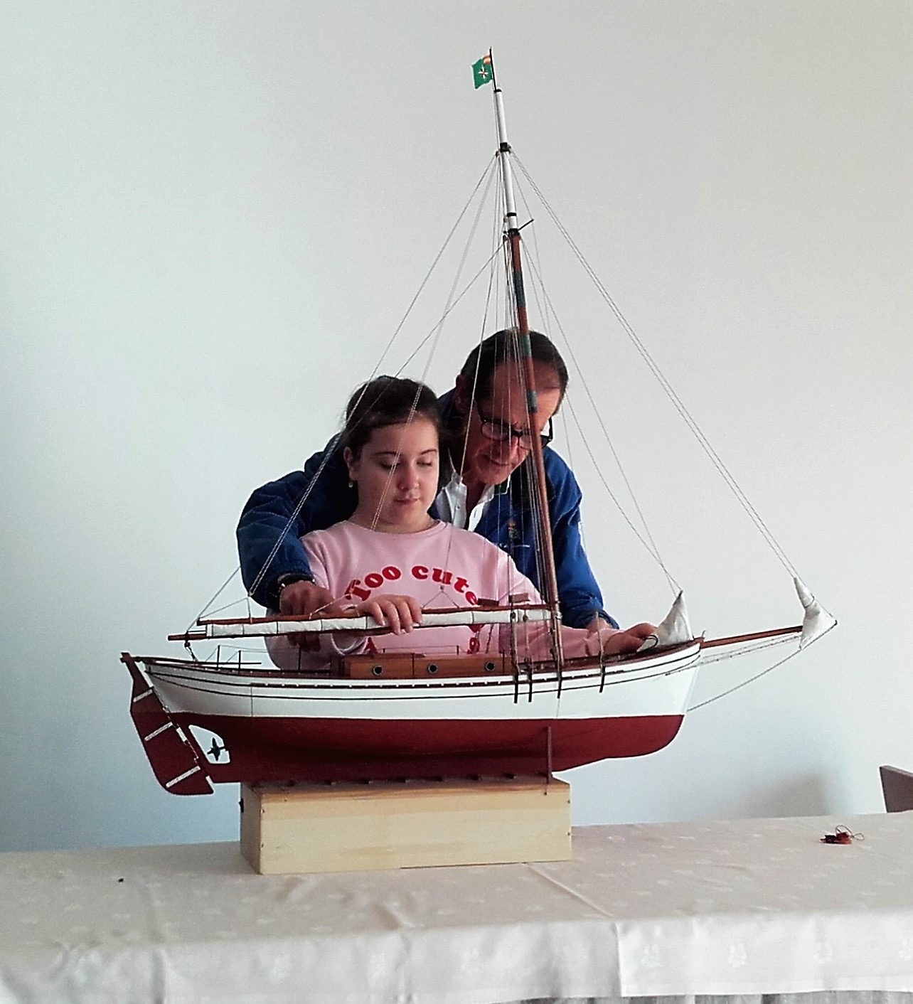 Una de las niñas conoce al tacto las características del galeón sobre una maqueta del mismo, antes de embarcar