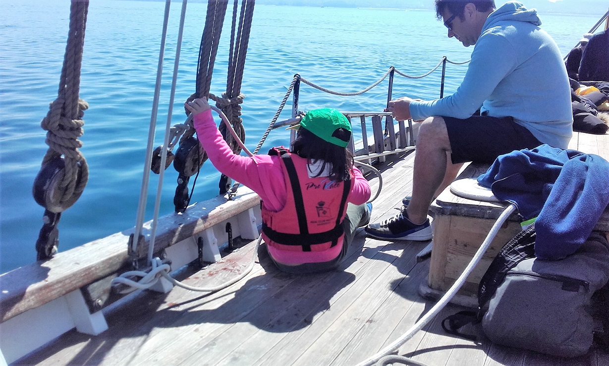 Una niña afiliada lanza un cabo desde cubierta