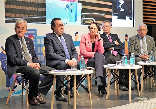 La ministra, en la presentación del acto, rodeada por los presidentes de las cuatro organizaciones convocantes