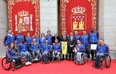 La plantilla del Ilunion al completo, con Ángel Garrido (en el centro) mostrando su propia camiseta con los colores del equipo
