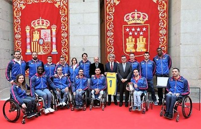 La plantilla del Ilunion al completo, con Ángel Garrido (en el centro) mostrando su propia camiseta con los colores del equipo