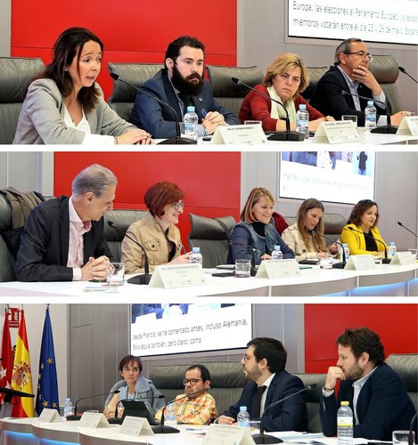 Las tres mesas de diálogo de la jornada. En el centro, las cuatro eurodiputadas.