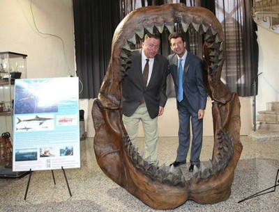 Los organizadores de la Feria junto a la mandíbula del megalodón en la edición de la Feria en 2013