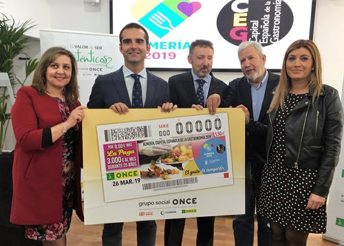 Los representantes de la ONCE y de Almería Capital Gastronómica presentan el cupón conmemorativo
