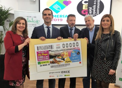 Los representantes de la ONCE y de Almería Capital Gastronómica presentan el cupón conmemorativo
