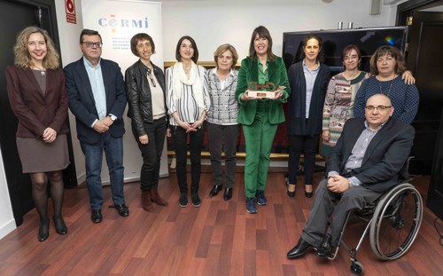 Mabel Lozano, con su premio, junto a las responsables del CERMI y del Grupo Social ONCE