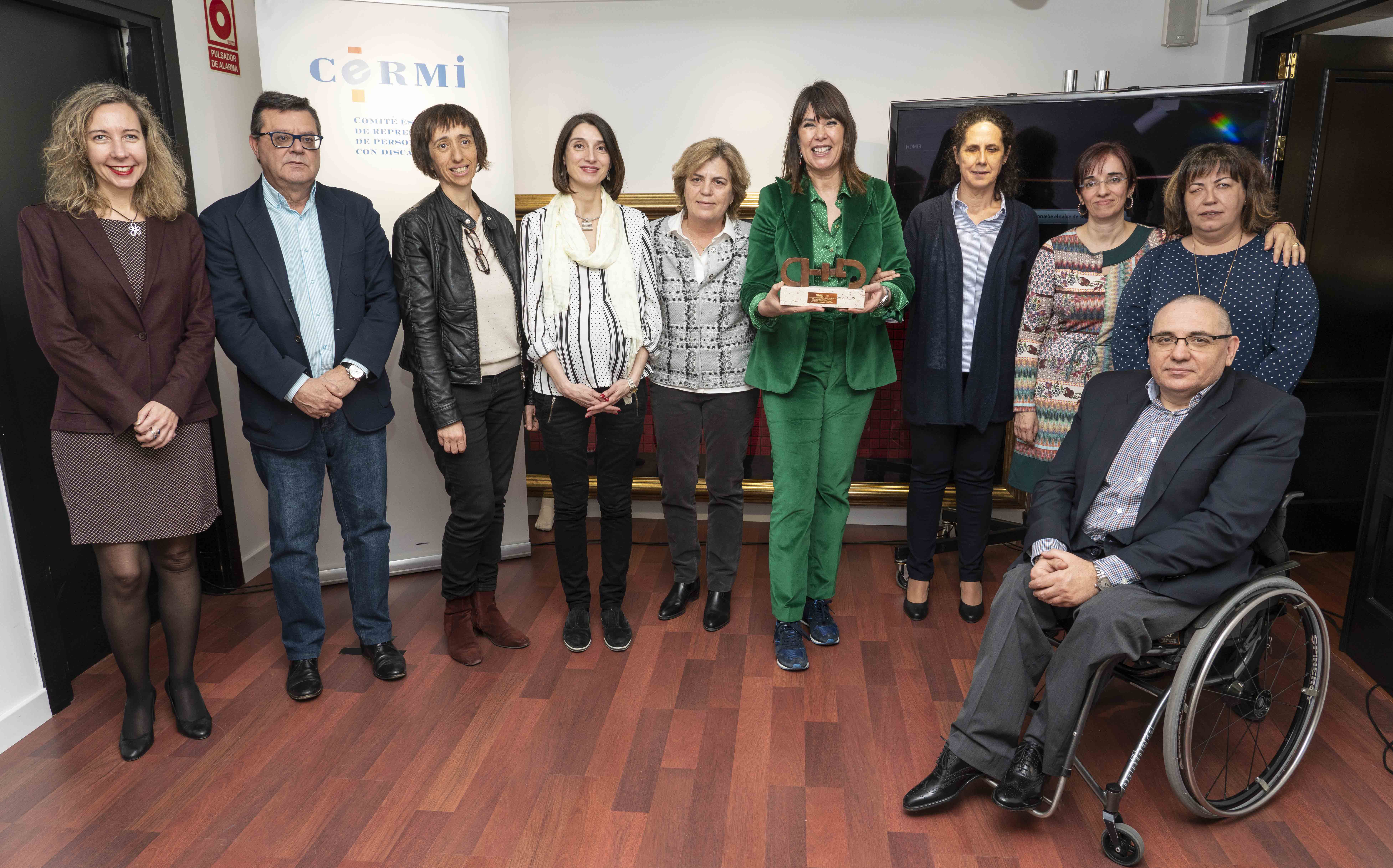 Mabel Lozano, con su premio, junto a las responsables del CERMI y del Grupo Social ONCE
