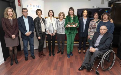 Mabel Lozano, con su premio, junto a las responsables del CERMI y del Grupo Social ONCE