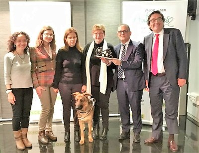 Magdalena recoge el galardón de manos de Gómez Blázquez, flanqueados por los responsables de ONCE Baleares y Virginia Castellano (segunda por la izquierda)
