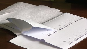 Papeletas y sobres electorales en braille