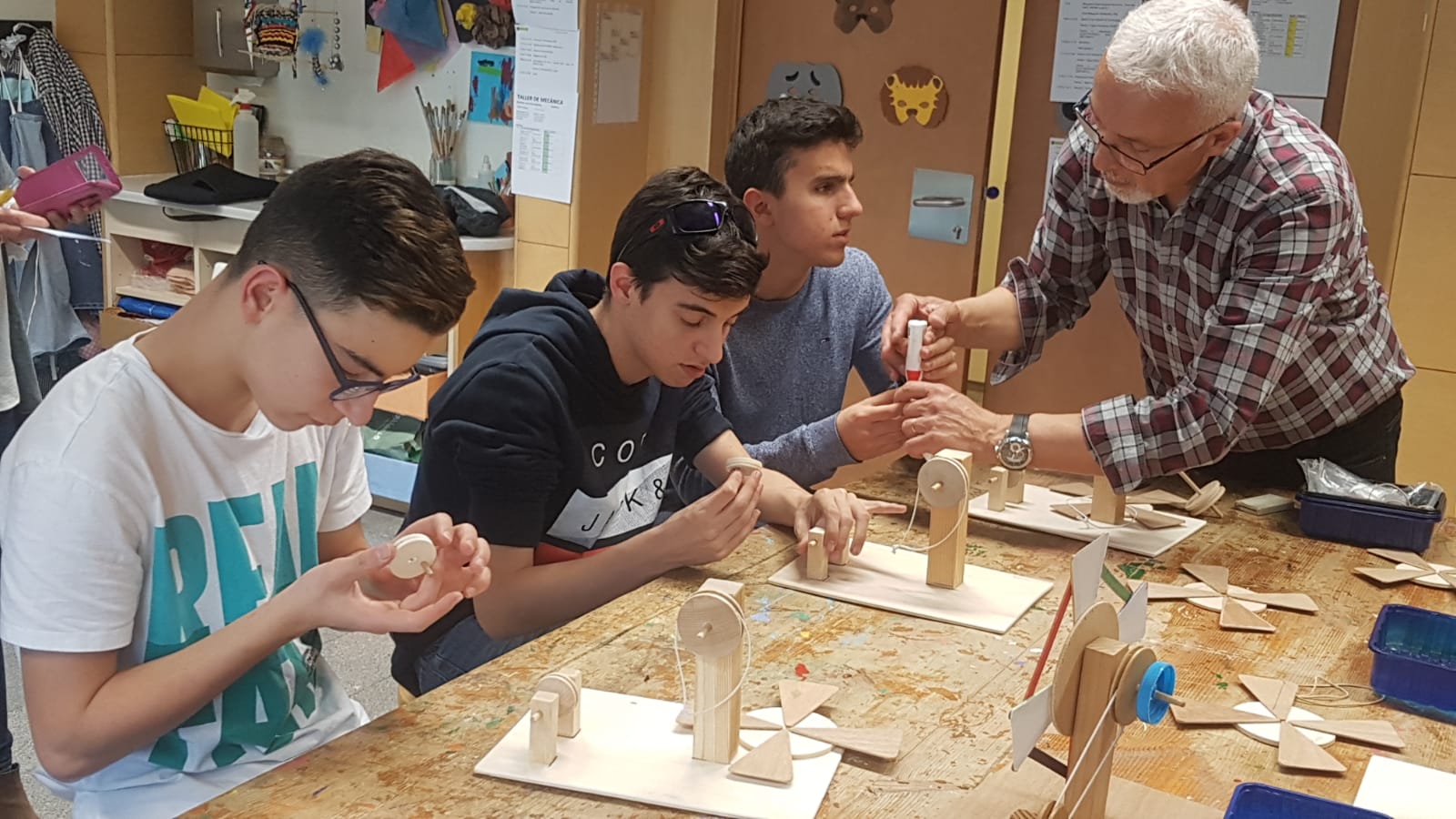 Participantes junto a un profesor  en uno de los talleres