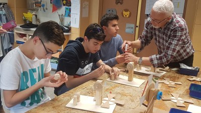 Participantes junto a un profesor  en uno de los talleres