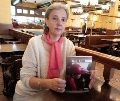 Pilar Riera posa con un ejemplar de su obra en las manos