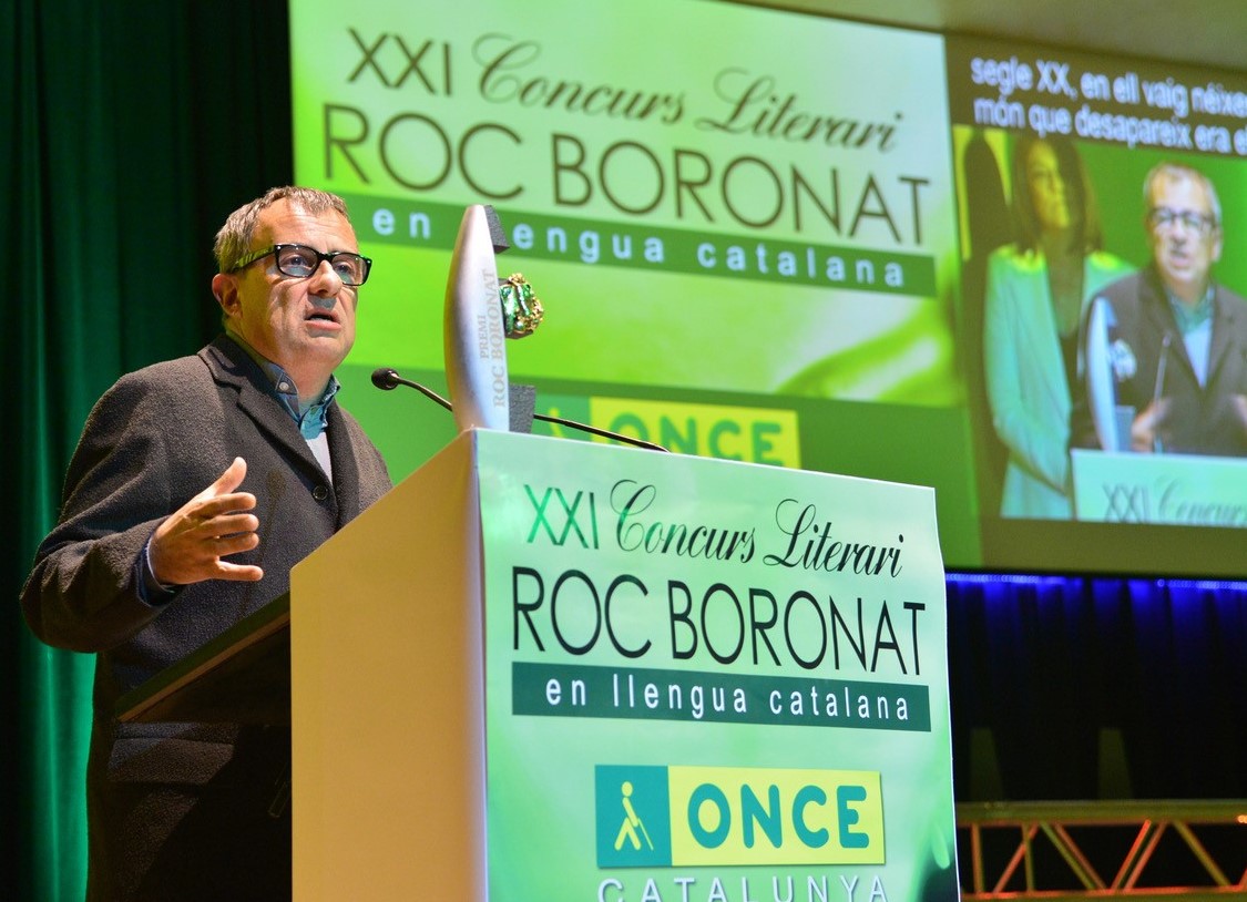 Rafael Vallbona agradece desde el escenario la concesión del premio