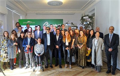 Representantes del CPE y de las empresas patrocinadoras posan juntos al fin de la jornada del Sponsors Day
