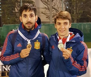 Sergio Alamar (a la derecha) y el también alicantino Iván López posan luciendo la medalla de bronce conquistada en Tokio