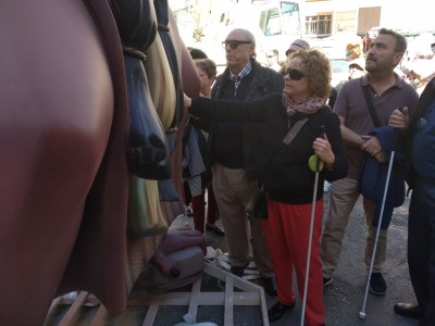 Un grupo de afiliados reconociendo al tacto un monumento fallero