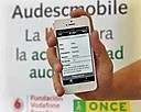 Un móvil con la aplicación Audesc abierta