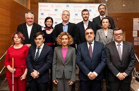 La ministra Batet en el centro de la imagen junto a los responsables del Grupo Social ONCE y de los ayuntamientos participantes