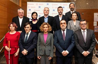 La ministra Batet en el centro de la imagen junto a los responsables del Grupo Social ONCE y de los ayuntamientos participantes