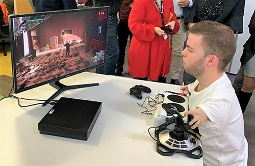 Kike manejando el Xbox Adaptative Controller