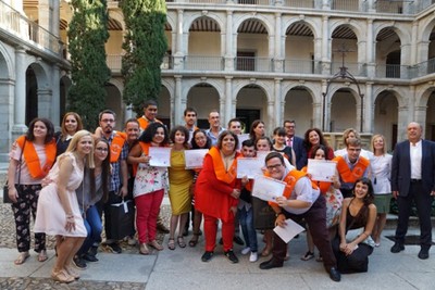 Foto de familia de los graduados en la pasada edición