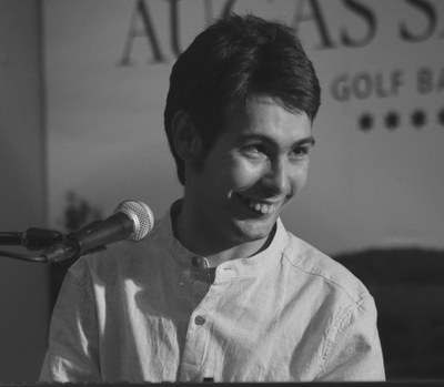 Adrián Vigo Díaz, artista afiliado a la ONCE (imagen en blanco y negro)