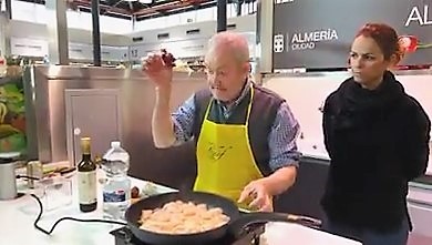 Cecilio, persona con sordoceguera, cocinando en pleno Mercado de Abastos de Almería
