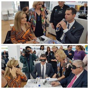 Collage con dos imágenes del alcalde de Almería, Ramón Fernández-Pacheco, que se prestó a participar en la comida a ciegas organizada por la ONCE