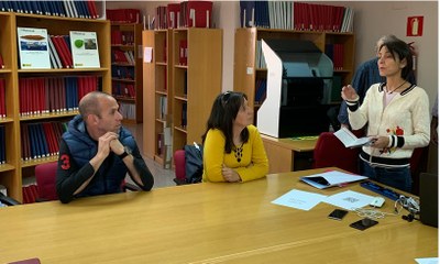 La responsable extremeña de Servicios Sociales, Rosa Camacho, se dirige a los padres