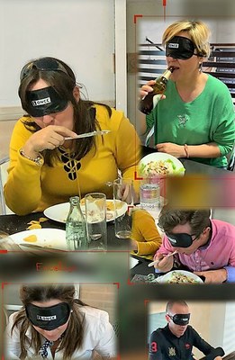 Montaje gráfico de los padres comiendo a ciegas en el restaurante