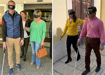 Montaje gráfico del grupo de padres caminando 'a ciegas' por la calle