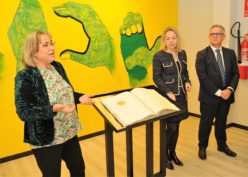 De izquierda a derecha, Teresa Díaz, Ana Díaz y Ángel Luis Gómez, en la presentación de la obra