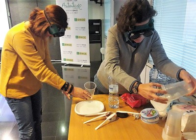 Dos de las trabajadoras sociales baleares durante una sesión del cursillo, con ojos y oídos tapados, para acercarse a la sensación de la sordoceguera