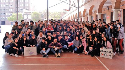 El cantante se fotografía rodeado por los estudiantes