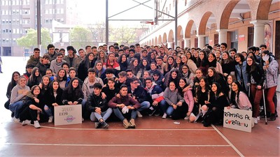 El cantante se fotografía rodeado por los estudiantes