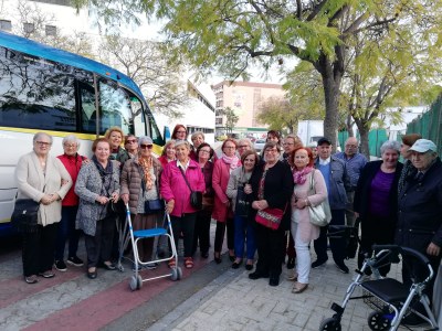 Foto de familia de los participantes (en su mayoría mujeres) en la experiencia llevada a cabo en Torremolinos en torno al film 'Taxi a Gibraltar'