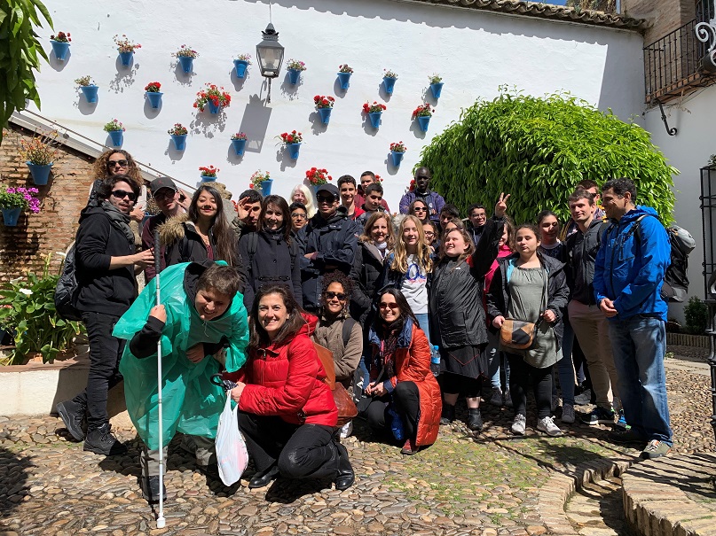 El grupo en un típico patio andaluz