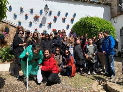 El grupo en un típico patio andaluz