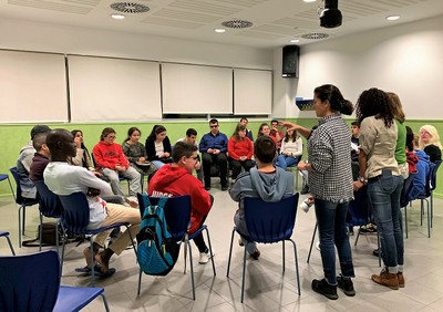 Los alumnos franceses y españoles departen en una puesta en común en el colegio tras un día de visitas y actividades