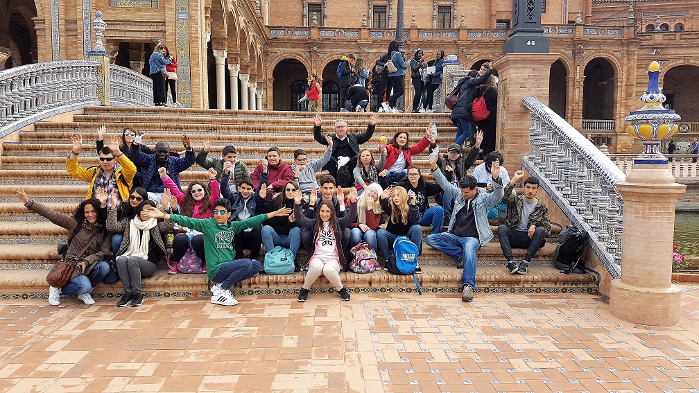 Posando en las escaleras de la Plaza de España
