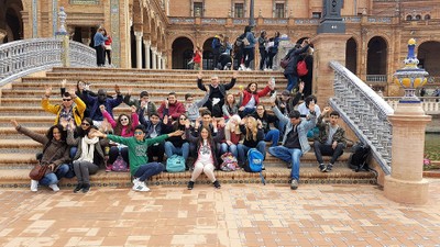 Posando en las escaleras de la Plaza de España