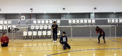 Practicando goalball en las instalaciones del CRE