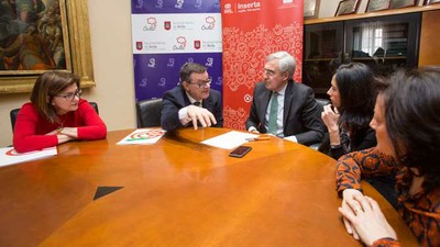 José Luis Rivas, junto a Martínez Donoso, la responsable de Inserta en Castilla y León y las tenientes de alcalde