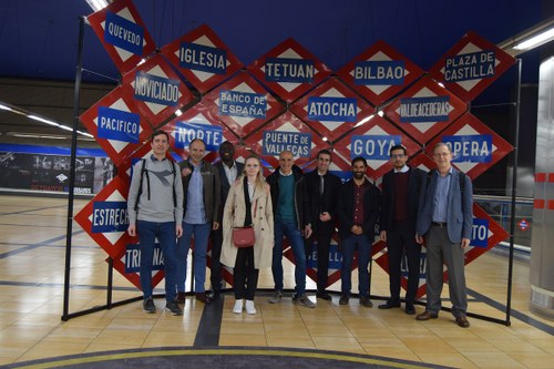 Los participantes en la jornada internacional posan en el Metro de Madrid