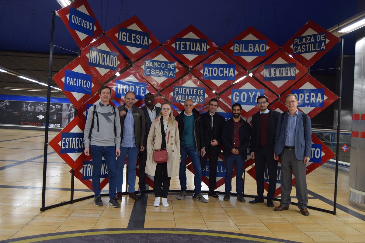 Los participantes en la jornada internacional posan en el Metro de Madrid