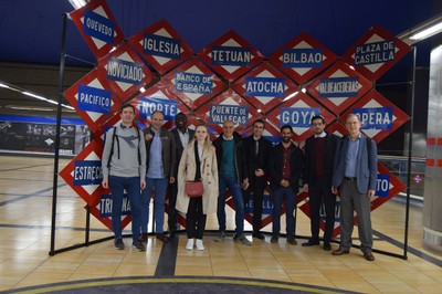 Los participantes en la jornada internacional posan en el Metro de Madrid