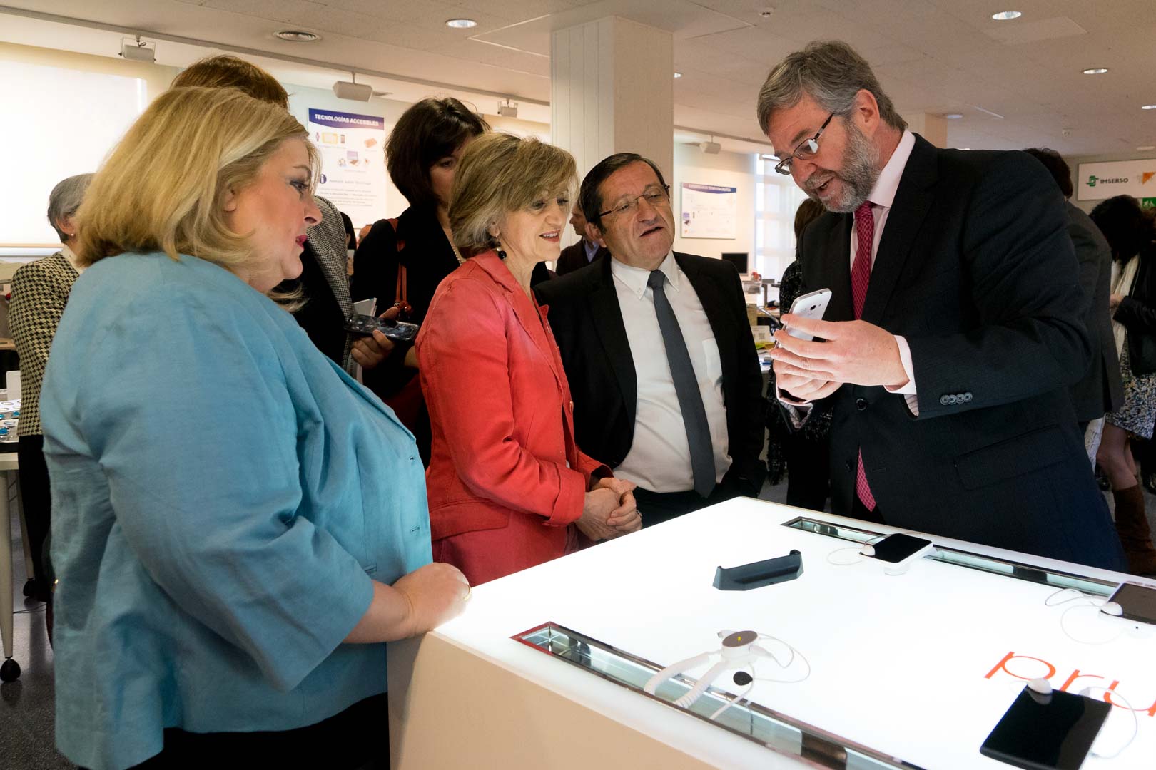 Momento de la visita de la ministra a la sede del CEAPAT