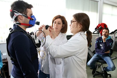 Susana García (a la derecha) e Irene Rodríguez colocan a un voluntario el equipo de espirometría paraa realizar la prueba