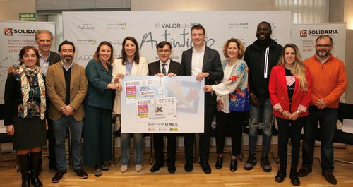 Alberto Durán y Asunción Montero en el centro, muestran los cupones, junto al resto de participantes en el acto